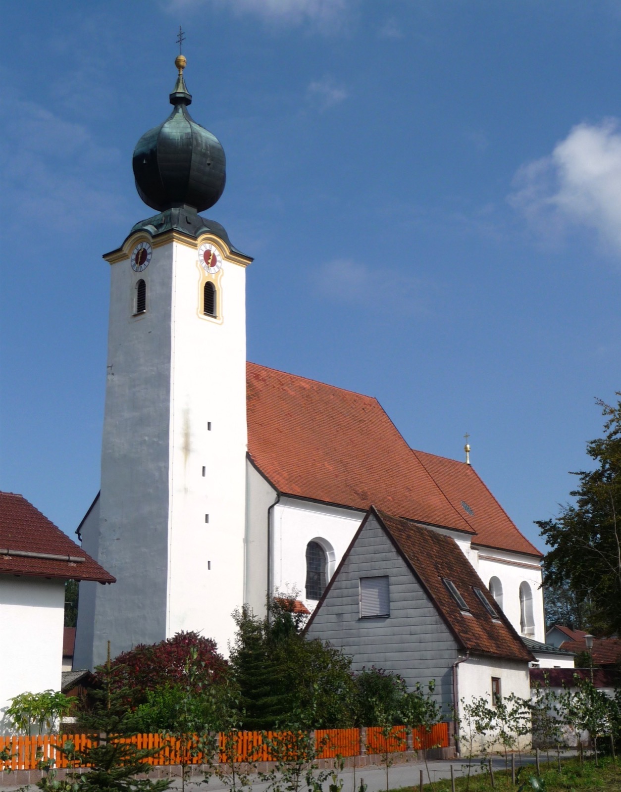 Pfarrkirche St. Michael in Otterskirchen mit Zwiebelturm und rotem Dach