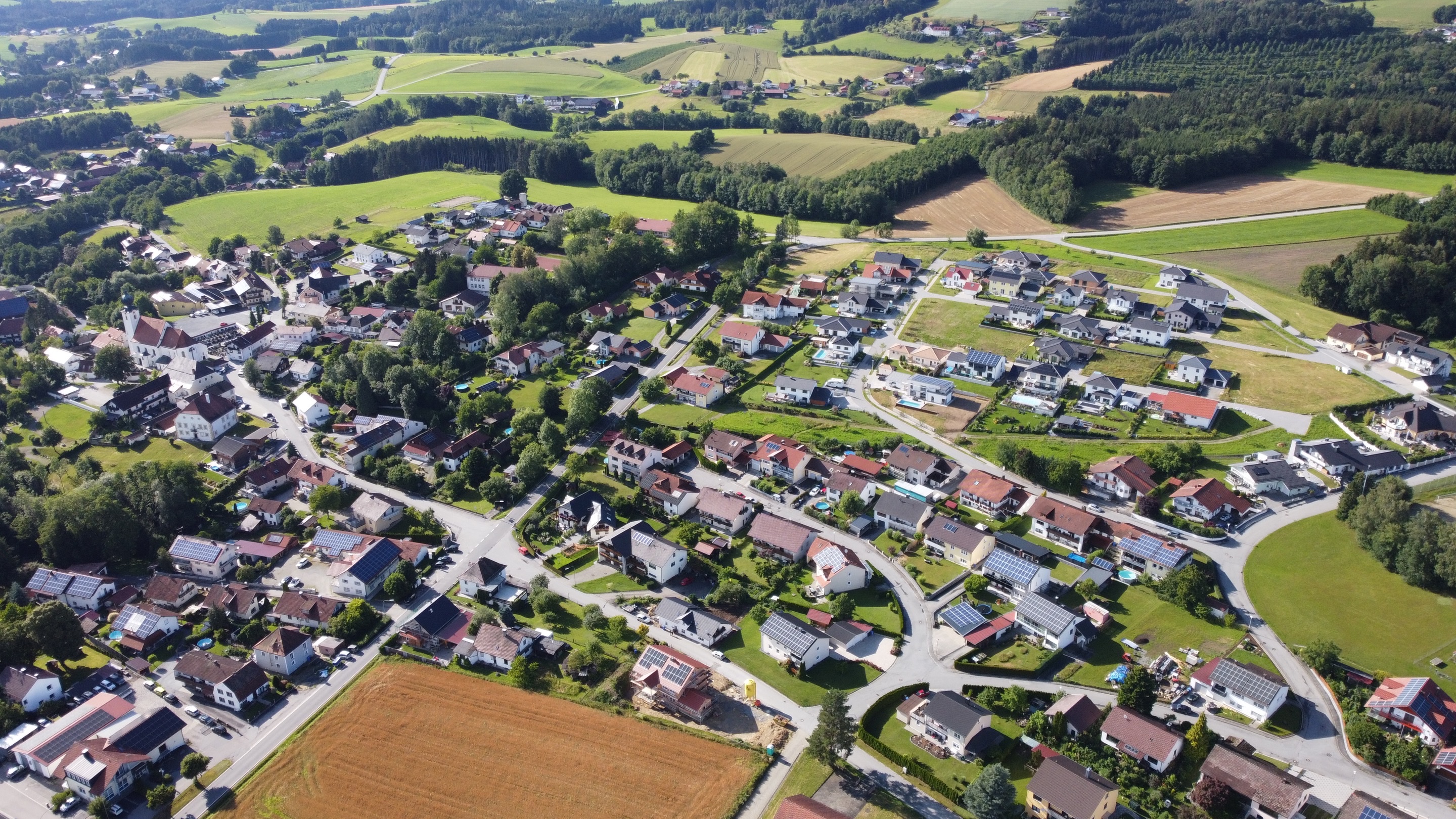 Luftaufnahme von Otterskirchen mit Blick über das gesamte Dorf und die umliegende Hügellandschaft