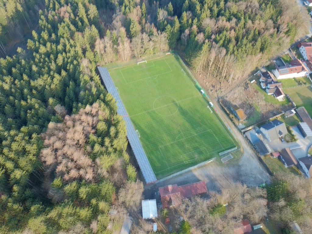 Luftaufnahme des WSV-Sportplatzes Otterskirchen am Waldrand
